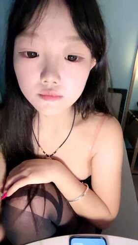 纯欲系极品美少女，外表甜美乖巧，连体黑丝袜，C罩杯美乳，细腰肥臀好身材，特写揉搓骚穴-第4张图片-萌站