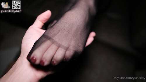 柚子猫连体黑丝口交吞精，嫩足，后入0.1元-第2张图片-萌站