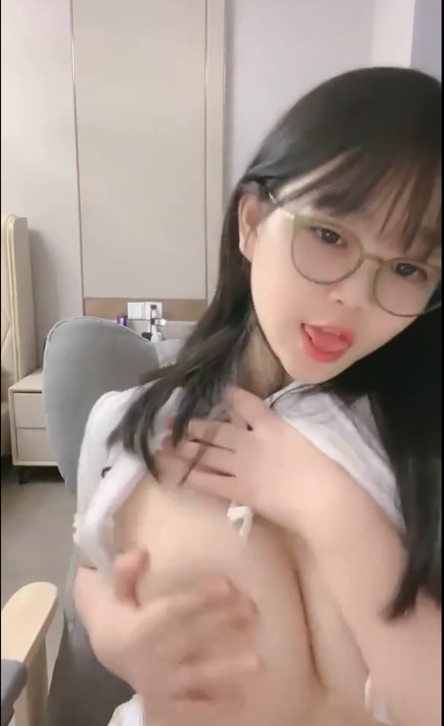 甜美眼镜美少女大胸大屁股娇喘拍水淫荡至极-第1张图片-萌站