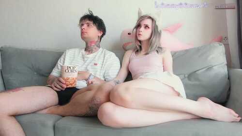 小清新萌妹♈甜美可爱萝莉〖pinkloving〗正在看电影 调皮狐狸小女友要吃大肉棒 粉嫩无毛小嫩逼太舒服了-第2张图片-萌站