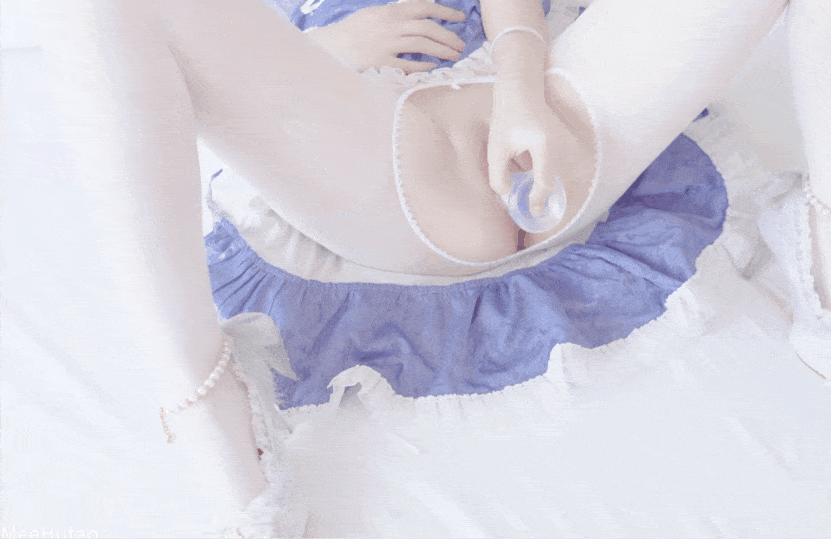 【米胡桃】白丝LO裙 水晶自慰棒摩擦白虎小穴 -第1张图片-萌站