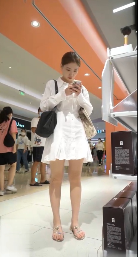 技术型大神 商场尾随2位美女小姐姐极限抄底 2位女神都属于反差闷骚型 透明内裤阴毛清晰可见-第1张图片-萌站