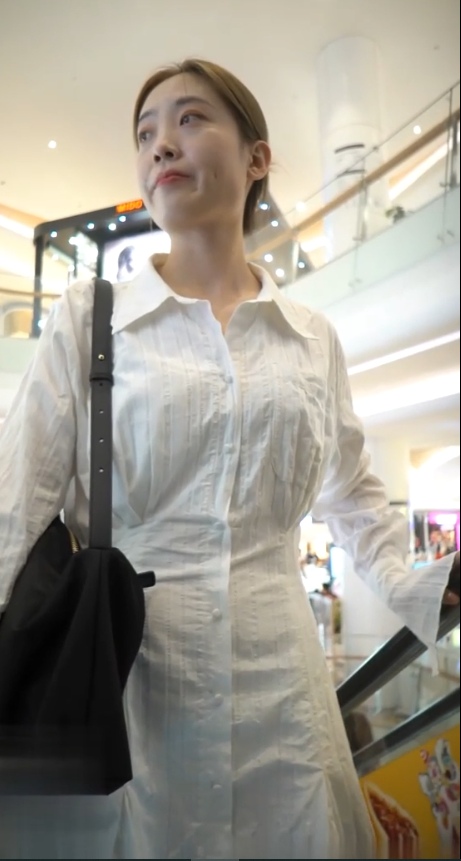 技术型大神 商场尾随2位美女小姐姐极限抄底 2位女神都属于反差闷骚型 透明内裤阴毛清晰可见-第3张图片-萌站