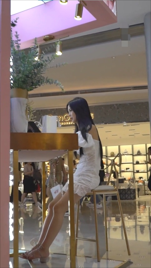 技术型大神 商场尾随2位美女小姐姐极限抄底 2位女神都属于反差闷骚型 透明内裤阴毛清晰可见-第7张图片-萌站