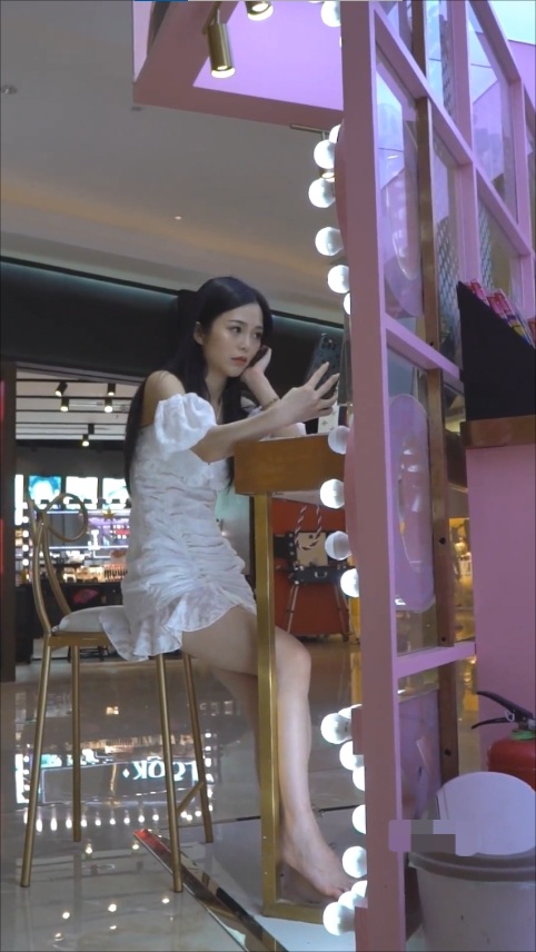 技术型大神 商场尾随2位美女小姐姐极限抄底 2位女神都属于反差闷骚型 透明内裤阴毛清晰可见-第12张图片-萌站