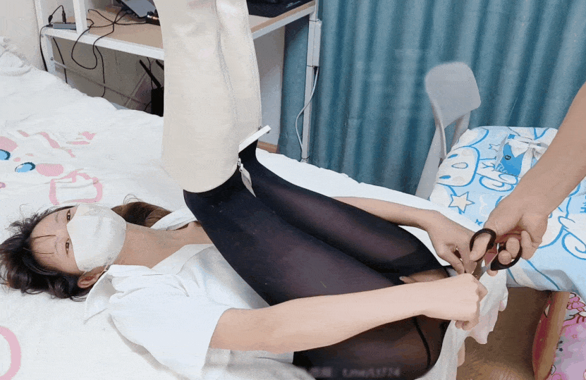 小情侣剪开黑丝 各种姿势啪啪连下腰都有 太厉害了 操到漏尿 最后内射 -第5张图片-萌站