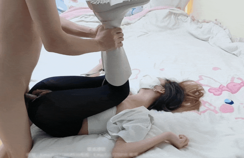 小情侣剪开黑丝 各种姿势啪啪连下腰都有 太厉害了 操到漏尿 最后内射 -第6张图片-萌站