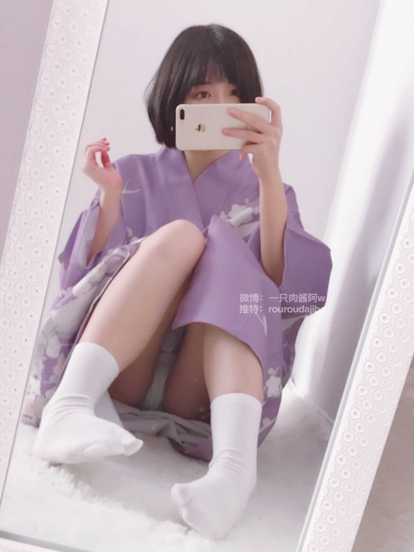 推特萝莉 一只肉酱阿 微毛 镜前自慰 （p+v）AV棒抽插水灵灵的小穴，拨弄出很多白色淫液，越插越痒，手速越快呻吟越淫荡-第2张图片-萌站