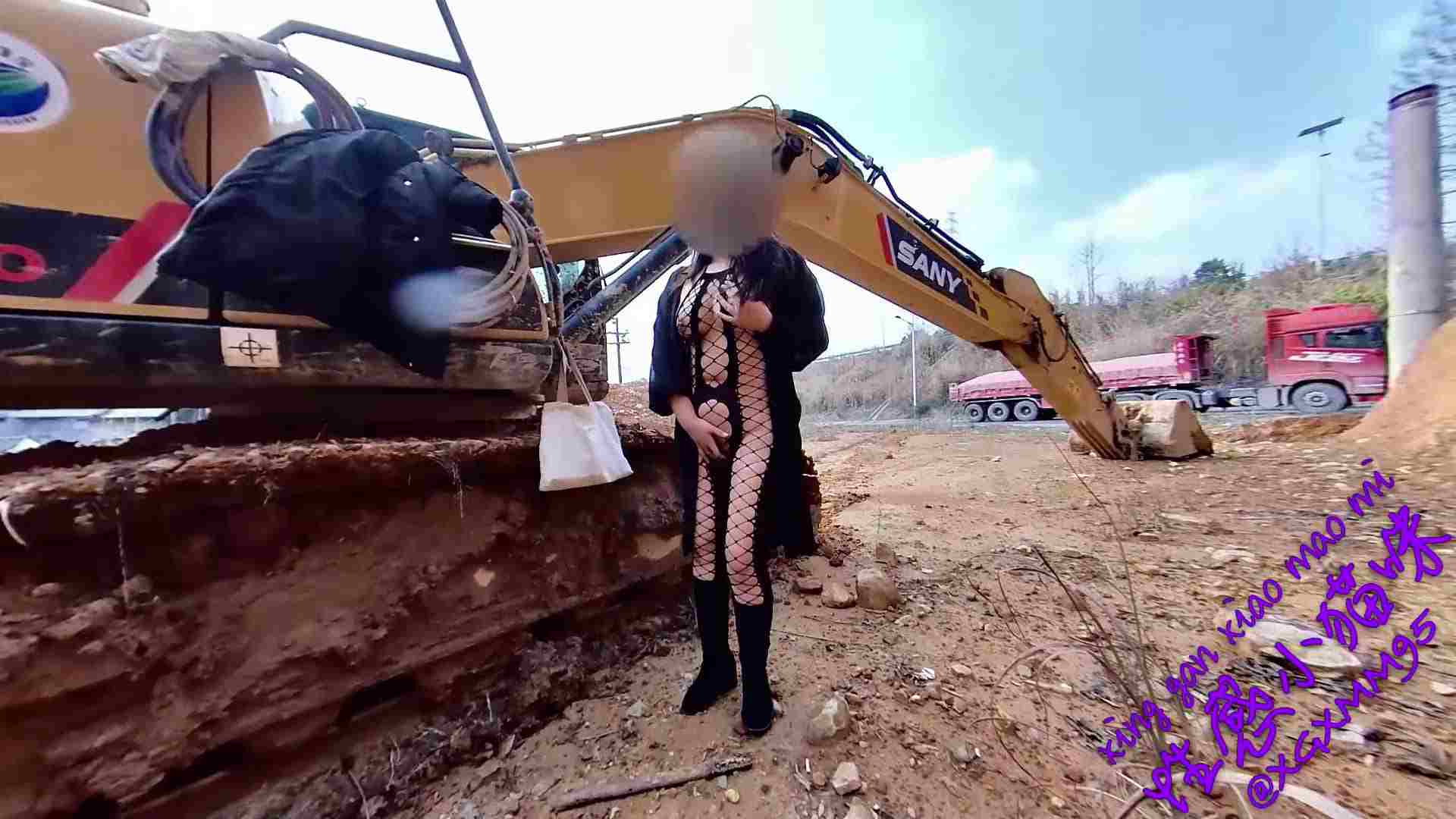 户外各种勾引路人💕性感小猫咪，烧鸡性感露出勾引大叔勾引工人路边开🌿-第11张图片-萌站