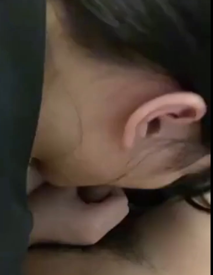 父女乱伦和高中生女儿的小日常，让中学生女儿上位跨坐在爸爸身上-第1张图片-萌站