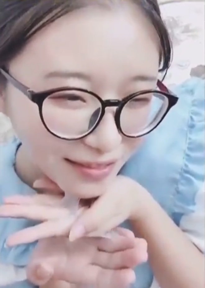 02年清纯少女 黑丝女仆装 口交颜射 全程淫荡对白-第1张图片-萌站