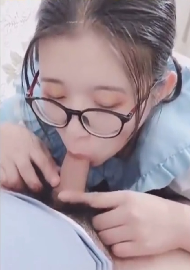 02年清纯少女 黑丝女仆装 口交颜射 全程淫荡对白-第2张图片-萌站