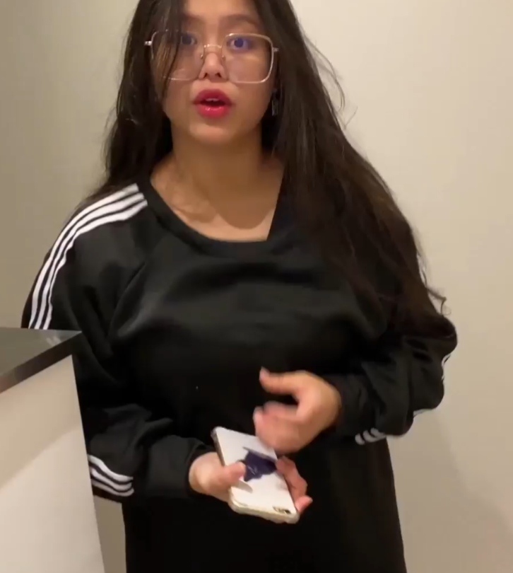 《极品波霸☀️援交现场》露脸才是王道！拜金F奶眼镜学生妹约炮金主   妹子正点，馒头逼浴室搞到床上很能叫干到哭中出内射-第1张图片-萌站