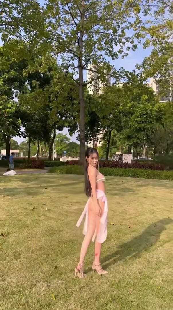 她是年度最骚的第一梯队女主包你满意️mp4-第14张图片-萌站