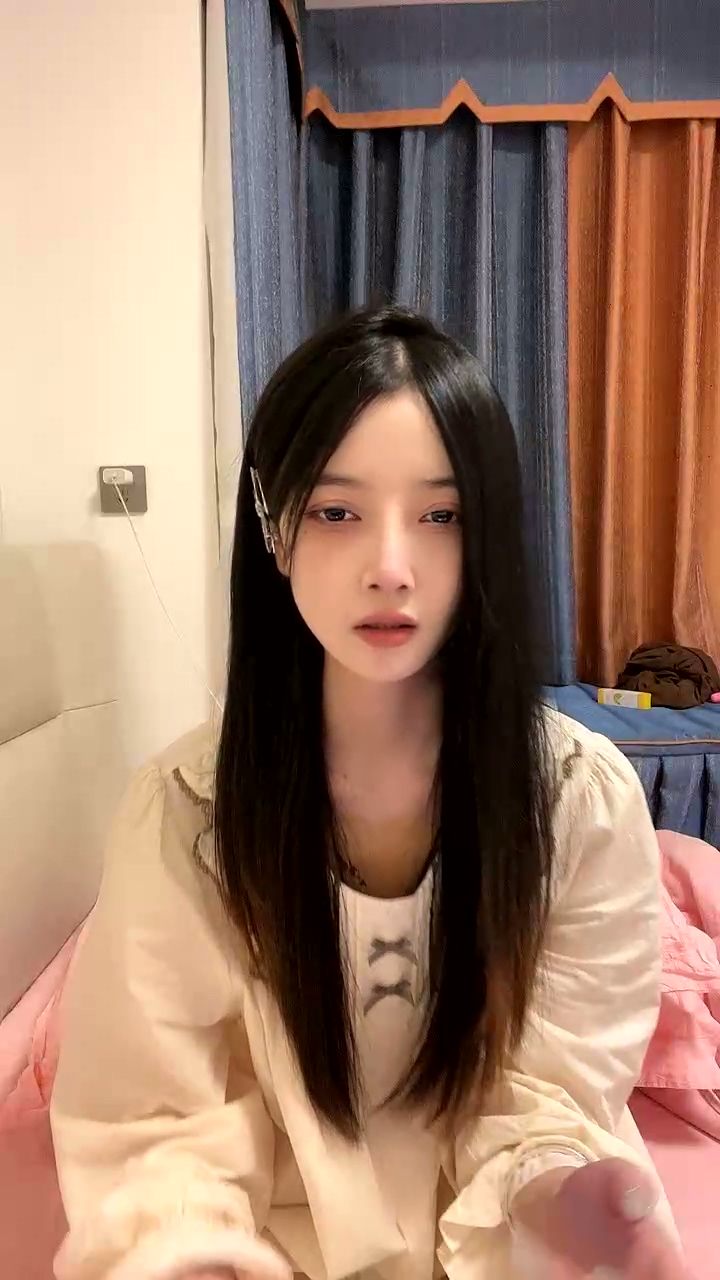 初中毕业3年的19岁网红开裆黑丝贫乳大长腿美女独自在家翘起屁股摇摆掰穴道具猛捅-第2张图片-萌站