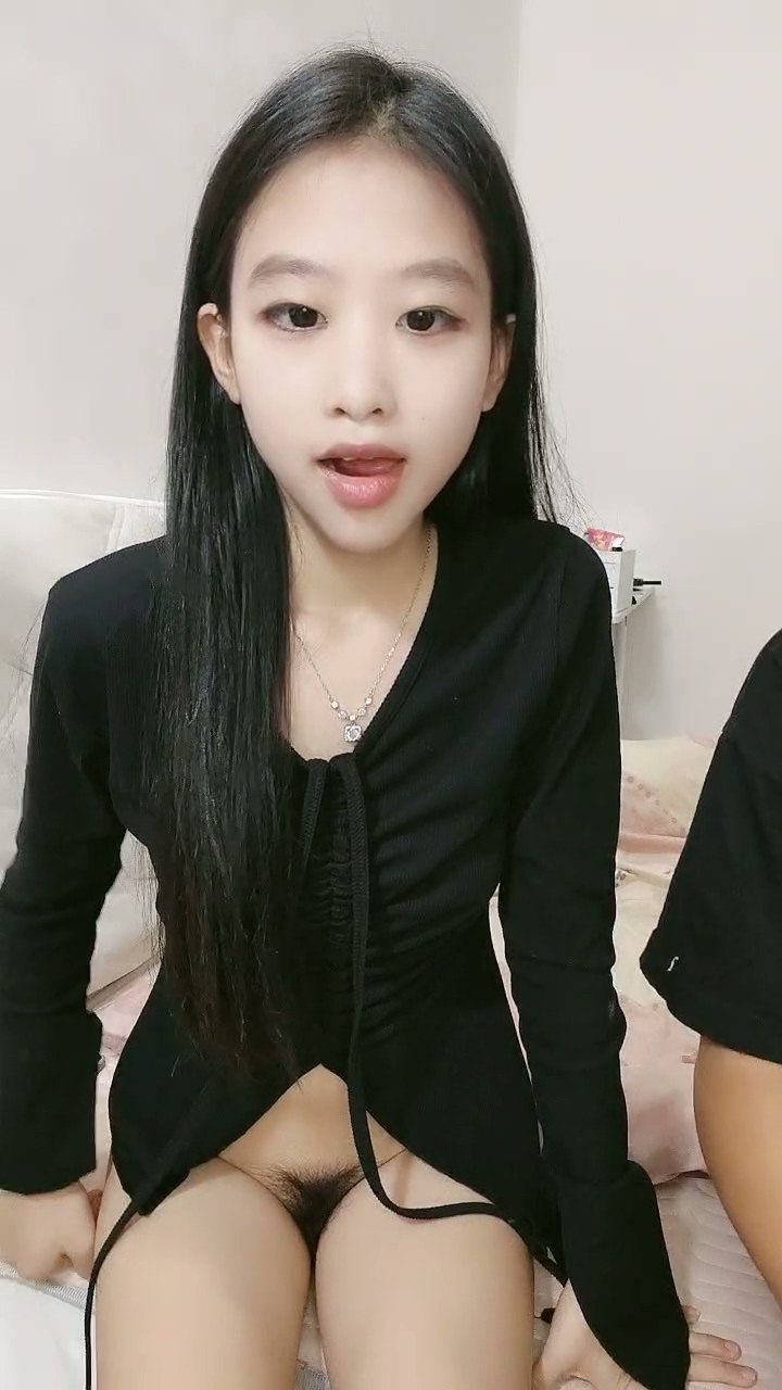 小10岁的18岁青梅竹马终于同意同居了，娇小身材床上挺骚，跪着大屌插嘴-第2张图片-萌站