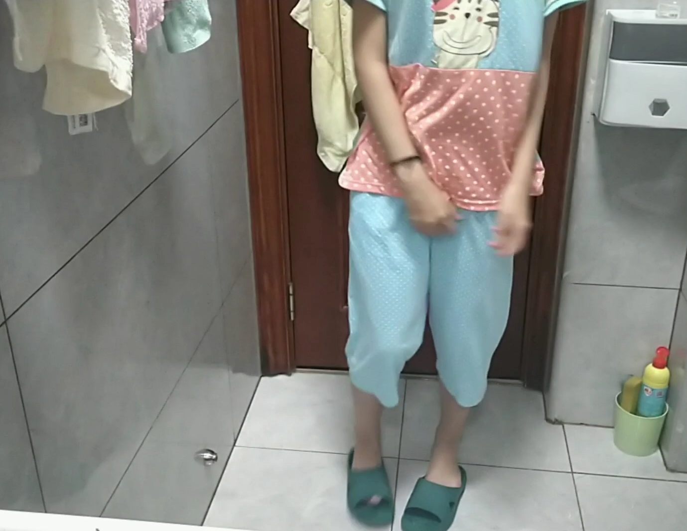 无水印 真实清纯邻家妹妹洗澡自拍 [1V+1.2G]-第1张图片-萌站