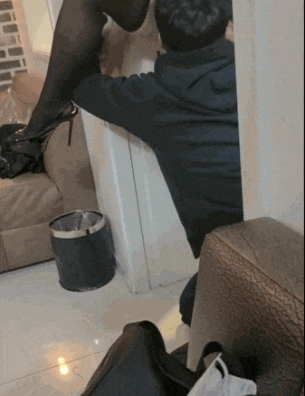 高跟骚货人妻母狗，约炮大学生小学弟 老公在一边拍摄，被小弟弟抬起黑丝美腿甜小穴 爽的不要不要的-第1张图片-萌站