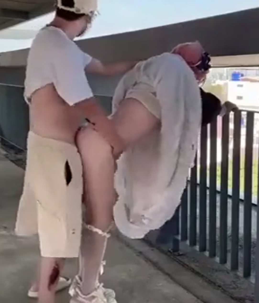 户外拍照时被摄影师插入-第2张图片-萌站