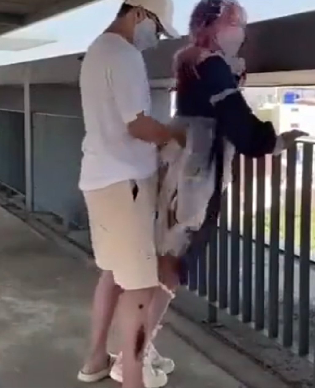 户外拍照时被摄影师插入-第3张图片-萌站