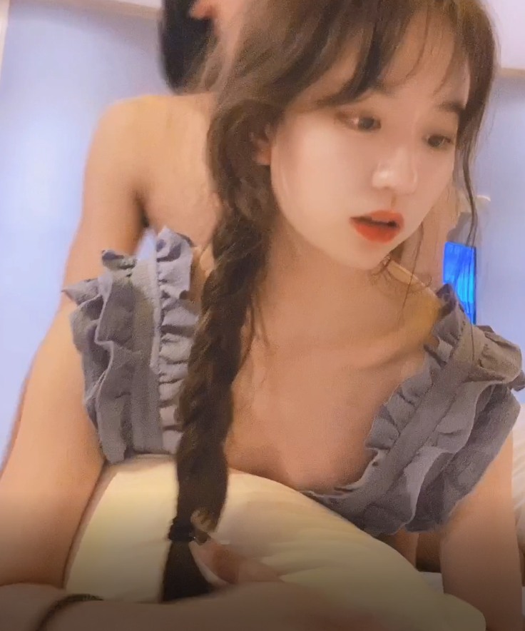 《重磅❤️福利》清纯漂亮网红女主播不见星空高价粉丝群内部福利与杀马特小炮友各种啪啪露脸自拍典型反差婊无水印原档-第2张图片-萌站