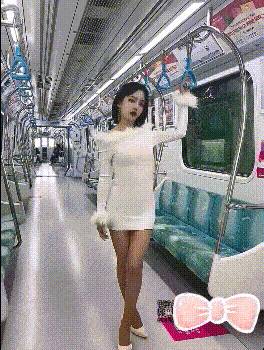 明星颜值反差女神〖sunwall〗地铁里的小荡妇勾引陌生人洗手间偷偷打炮-第1张图片-萌站