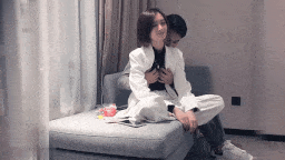 白色外套短发妹子啪啪口交上位骑-第2张图片-萌站