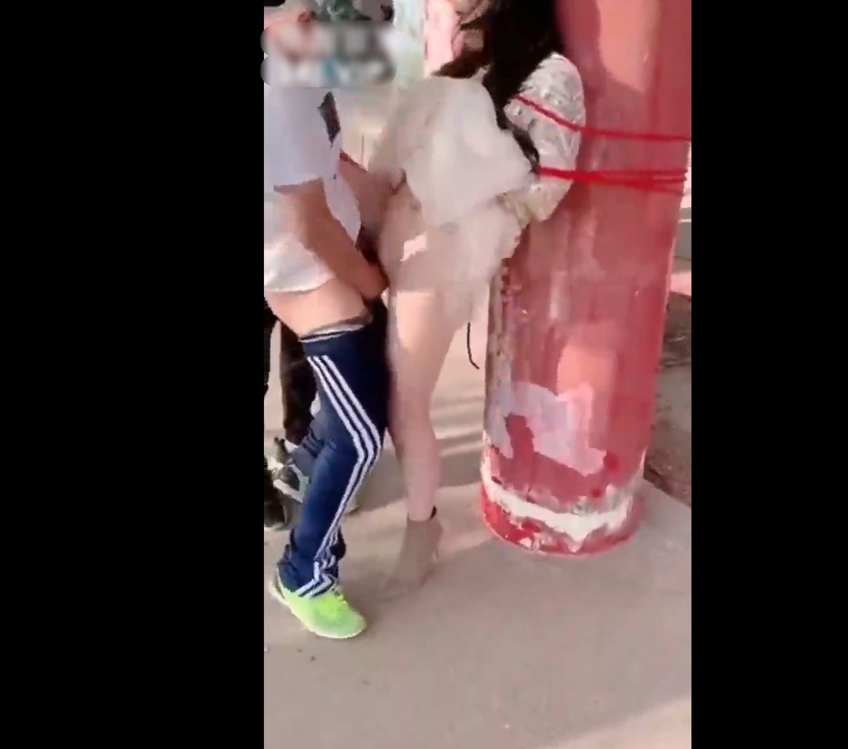 假期大学生美女出游，在野外被捆绑在柱子上强奸-第1张图片-萌站