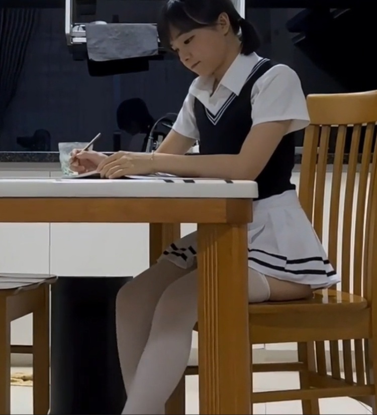 清纯邻家小妹一脸清纯的白丝JK小妹妹在家学习被入室强干，娇嫩菊花捅入巨大肉棒 被颜射后一脸懵-第10张图片-萌站