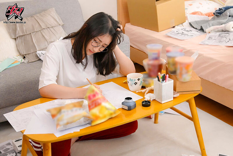 「拜託！給我看你的陽具！」為了新刊，在旁邊的色情同人作家姐姐，以美白柔軟的巨乳讓我完全勃起。-第4张图片-萌站