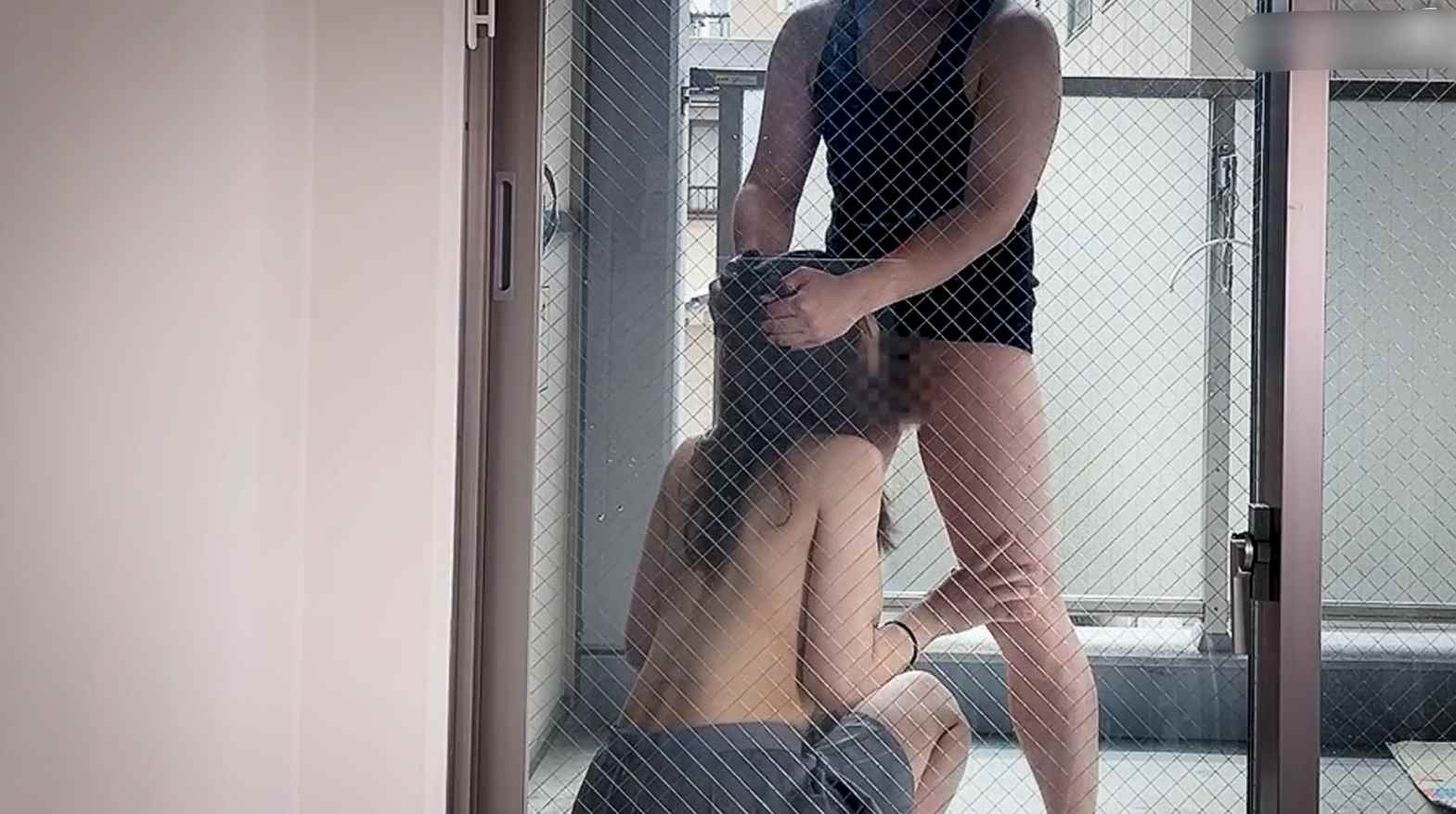 在阳台上大胆公开露出做爱！！难得一见！-第1张图片-萌站